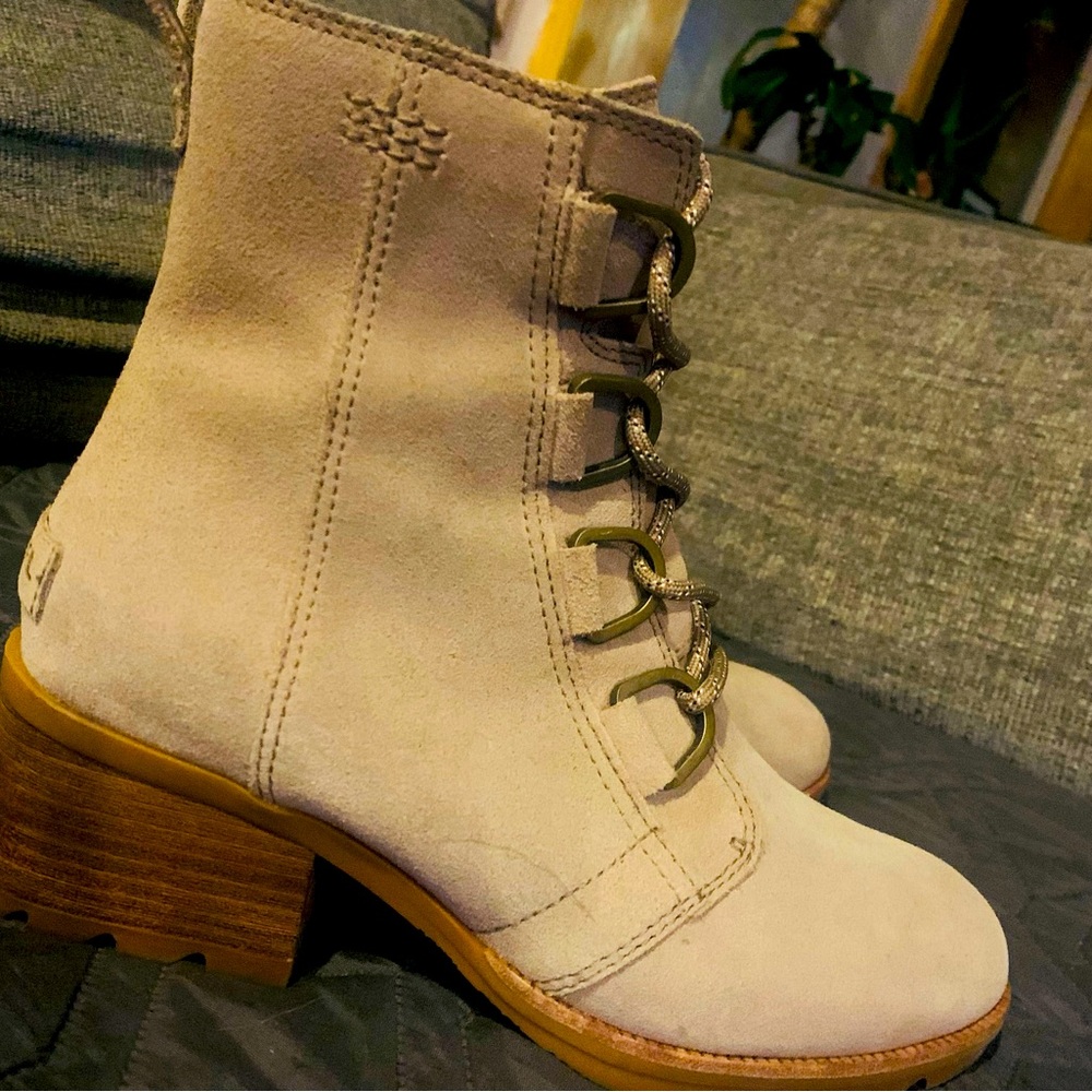 Women’s Sorel lace up boots size 8